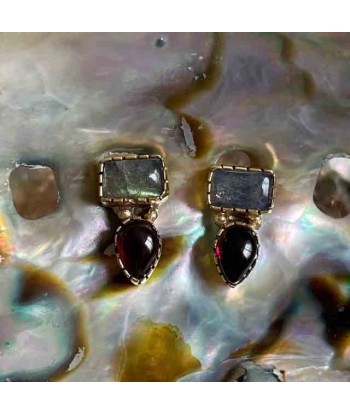 LONI Boucles d'oreilles Grenat et Labradorite chez Cornerstreet bien 